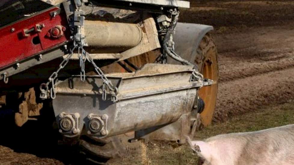 De zelf ontwikkelde weeg/doseerinstallatie. De chauffeur bedient deze vanaf de tractor. Tot op de megajoule nauwkeurig. Want bij het voeren geldt niet de kilo als maateenheid, maar het energiegehalte.