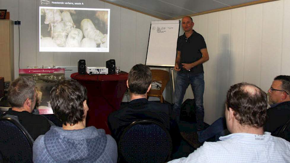 Martijn Steenaert van Boehringer Ingelheim laat de ‘workshopsgangers’ twee verschillende geluidsopnamen horen van hoestende varkens. Ze mogen vervolgens aangeven wat zij horen en denken. Van kriebelhoest tot blaffende varkens. In beide gevallen is onderzo