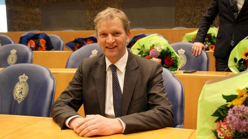 In de plenaire zaal ligt voor elk van de 150 Kamerleden een bos bloemen klaar. Von Martels vindt de stoel te laag; “Dat wordt geen hele dag zitten”.