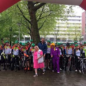 De start van de achtdaagse fietstocht op vrijdag 12 mei in Amsterdam.