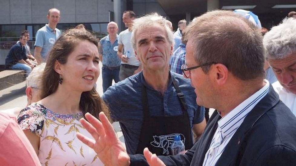 Gedeputeerde Anne-Marie Spierings, die samen met college gedeputeerde Johan van den Hout, de plannen voor de versnelling naar een duurzame veehouderij verdedigde, schuwde het vrije debat niet. Tijdens de middagpauze begaf ze zich naar het voorplein, waar