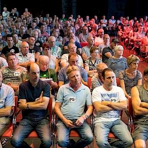 De belangstelling onder boeren was massaal. Omdat de publieke tribune in de Statenzaal slechts enkele tientallen bezoekers kan herbergen, werd bij het debat de Bois le Duczaal opengesteld. Wie een polsbandje had, kon er terecht. In de met 380 bezoekers af