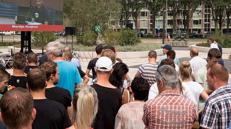 Het was ’s morgens een lange stoet van vooral boeren en andere belangstellenden die vanaf het met auto’s volgepakte Transferium richting het provinciehuis wandelden. De belangstelling was met alleen al 750 boeren zo groot, dat niet iedereen binnen kon. Zo