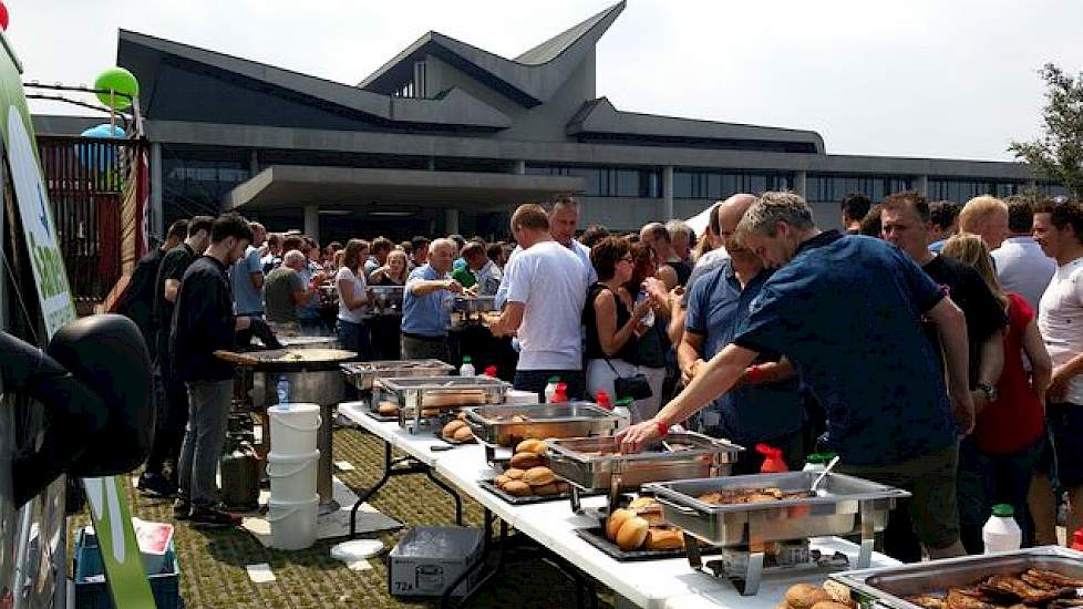 Er was niet gedacht aan vegetariërs en veganisten, zei een woordvoerder van de ZLTO nadat 36 insprekers een voorschot hadden genomen op het debat. De woordvoerder nodigde wel iedereen, lid of geen lid van de boerenorganisatie, uit om op het voorplein gebr