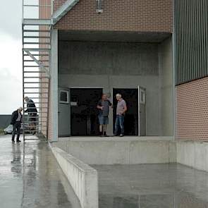 Laad- en losplaats voor biggen en vleesvarkens. Deze bevindt zich onder het 'gebouw'van de biologische luchtwasser.