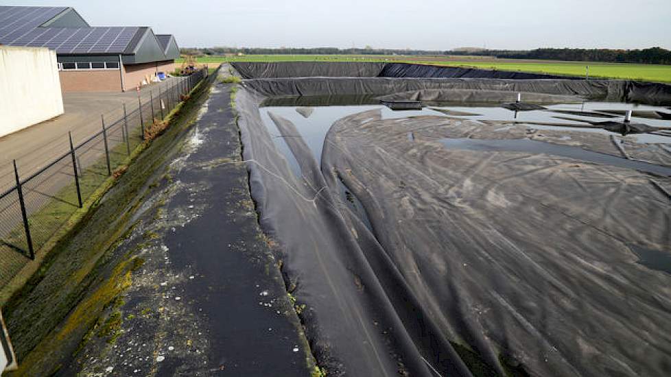 Deze kalirijke natte fractie wordt opgeslagen in een bassin en uiteindelijk uitgereden op eigen aardappelland of dat van andere akkerbouwers. De Beer: „Hierdoor liggen de bemestingskosten bij mij een stuk lager dan die op akkerbouwbedrijven die volledig a