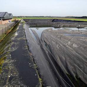 Deze kalirijke natte fractie wordt opgeslagen in een bassin en uiteindelijk uitgereden op eigen aardappelland of dat van andere akkerbouwers. De Beer: „Hierdoor liggen de bemestingskosten bij mij een stuk lager dan die op akkerbouwbedrijven die volledig a