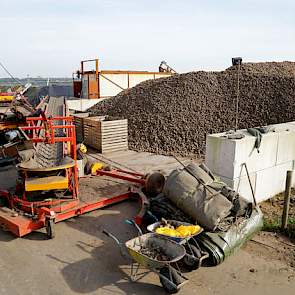 De Beer: „Voor mij is mest een product, voor de overheid is het een afvalproduct”. Mede dankzij de kalirijke dunne fractie die hij over zijn aardappelland rijdt, bespaart deze akkerbouwer varkenshouder op meststoffen en heeft volgens eigen zeggen in 2017