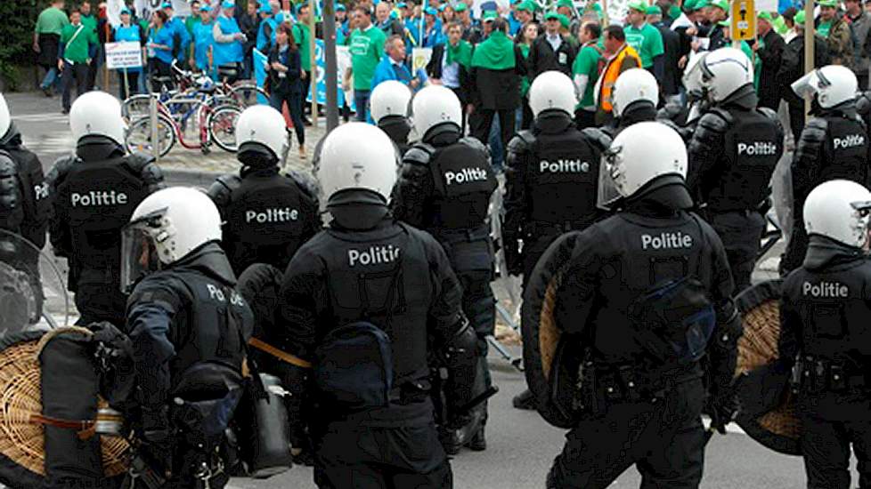 Maandag 13.15 uur - Boeren blokkeren grote wegen in Brussel