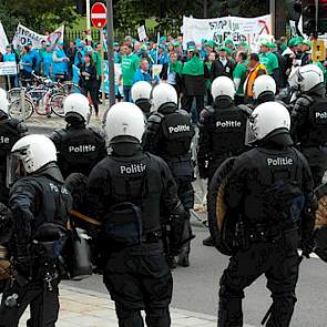 Maandag 13.15 uur - Boeren blokkeren grote wegen in Brussel