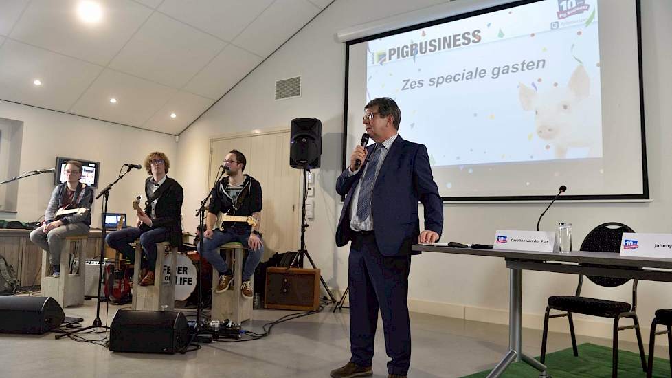 Begeleid door een band presenteerde Pig Business redacteur Broer de Boer  de jubileumbijeenkomst, waar zes zeer verschillende sprekers voor werden uitgenodigd. Ex-varkenshouder Jan Overeem, jonge varkenshouder Theo Vernooij, online dierenarts Chrys Charpe