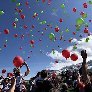 Bij de bijeenkomst worden ook ballonnen opgelaten ter nagedachtenis, of ter steun .